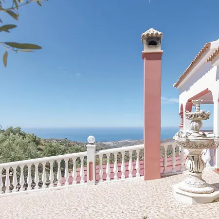 Сasa de vacaciones Beautiful In With 3 Bedrooms, Wifi And Outdoor Swimming Pool