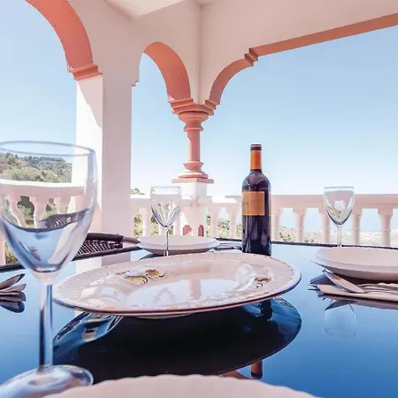 Сasa de vacaciones Beautiful In With 3 Bedrooms, Wifi And Outdoor Swimming Pool