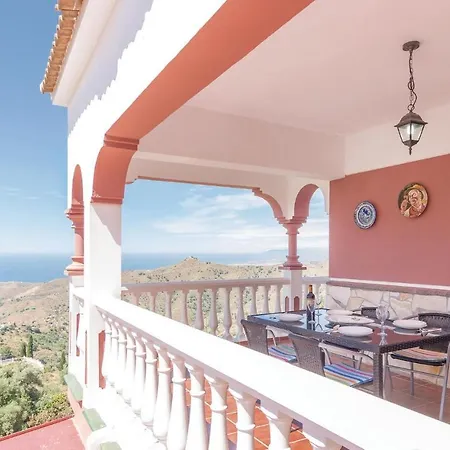 Сasa de vacaciones Beautiful In With 3 Bedrooms, Wifi And Outdoor Swimming Pool