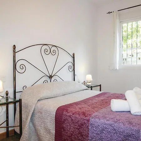 Beautiful In With 3 Bedrooms, Wifi And Outdoor Swimming Pool