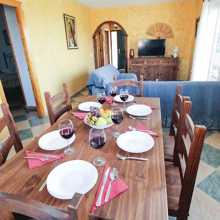 Beautiful In With 3 Bedrooms, Wifi And Outdoor Swimming Pool Сasa de vacaciones