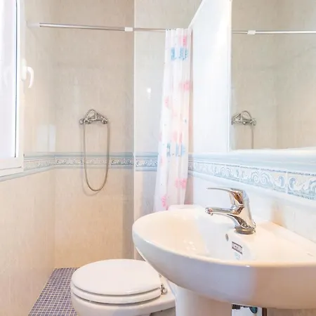 Beautiful In With 3 Bedrooms, Wifi And Outdoor Swimming Pool