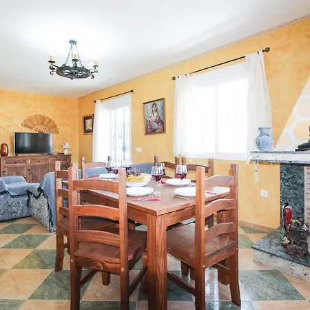 Beautiful In With 3 Bedrooms, Wifi And Outdoor Swimming Pool