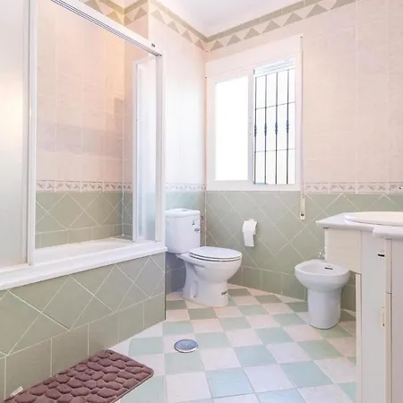 Сasa de vacaciones Beautiful In With 3 Bedrooms, Wifi And Outdoor Swimming Pool *